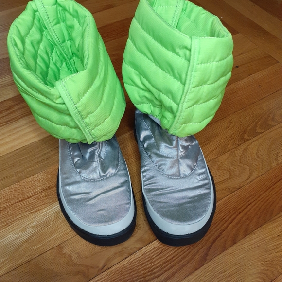 Oofos Women's OOmg BOOTS Size W 5 Metallic  Sliver Oofos - Picture 2 of 7